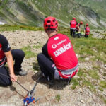 Trei ucraineni pierduți în munți, salvați după 9 ore de căutări cu sprijinul STS. Intervenția salvatorilor a fost complicată de un apel din Irlanda. 2 trei ucraineni rataciti in munti gasiti dupa 9 ore de cautare cu ajutorul sts salvatorii indusi in eroare de un apel din irlanda 684d33a7b2a2a