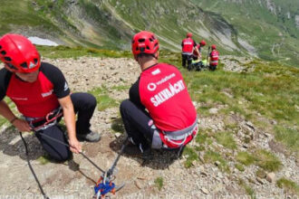 trei ucraineni rataciti in munti gasiti dupa 9 ore de cautare cu ajutorul sts salvatorii indusi in eroare de un apel din irlanda 684d33a7b2a2a