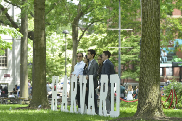 trump suspenda intrarea in statele unite a studentilor internationali care vor sa studieze la harvard reactia universitatii 6841546701882