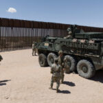 Trump mobilizează forțe suplimentare la frontiera cu Mexicul. Pentagonul stabilește două noi baze militare pentru gestionarea imigrației. 3 trump trimite noi trupe la granita cu mexicul pentagonul infiinteaza inca doua zone militare pentru controlul imigratiei 685d19052c62a