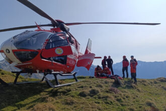 turista de 63 de ani evacuata cu elicopterul smurd din muntii fagaras 684dbb15ac2bb