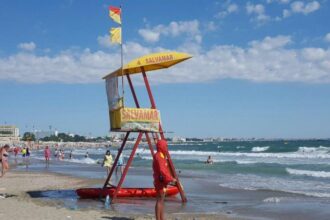 turisti inconstienti pericol pe litoral salvamarii au intervenit de urgenta la eforie sud 684eef695aa7f