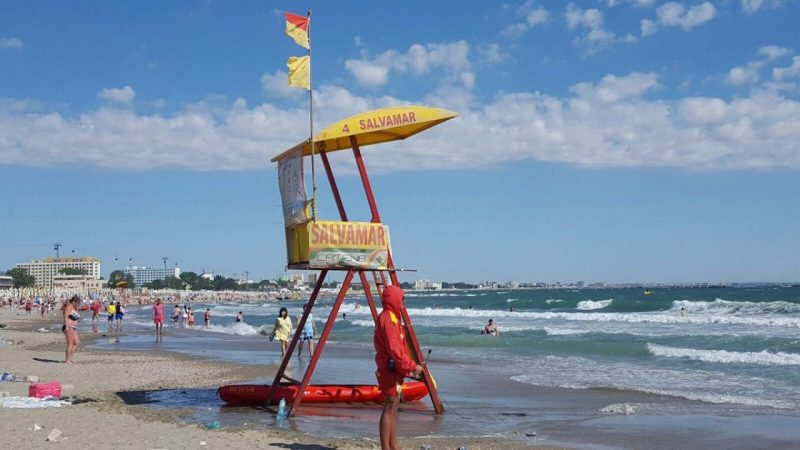 Turiști imprudenți în pericol pe litoral: Intervenție de urgență a salvamarilor la Eforie Sud 1 turisti inconstienti pericol pe litoral salvamarii au intervenit de urgenta la eforie sud 684eef695aa7f