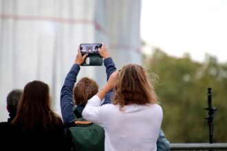 turistii americani isi reduc vacantele de vara in europa dar turistii chinezi compenseaza pierderea 684988d35fcc2
