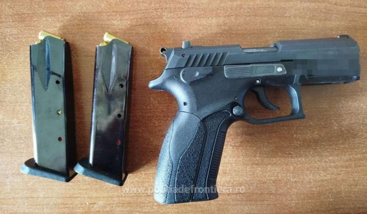 Ucrainian descoperit cu armă și muniție la granița națională 1 ucrainean prins cu pistol si cartuse la intrarea in tara 6852b90ee8b70