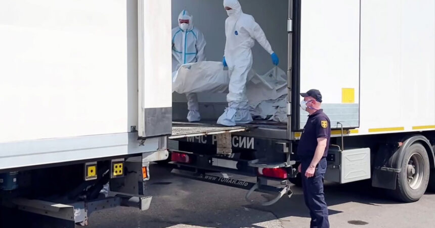 Ucraina acuză Rusia de manipularea cadavrelor soldaților, amestecându-le pe cele proprii cu ale luptătorilor din Kiev în cadrul recentului schimb. 1 ucrainenii ii acuza pe rusi ca au amestecat trupurile propriilor militari cu cele ale soldatilor kievului la ultimul astfel de schimb 68507da4893a5
