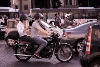 ultima ora schimbari pregatite pentru motociclisti si mopede vor putea folosi banda speciala pentru autobuze si depasi legal autovehicule sau coloane parcare pe trotuar cu o conditie 6851fadc40183