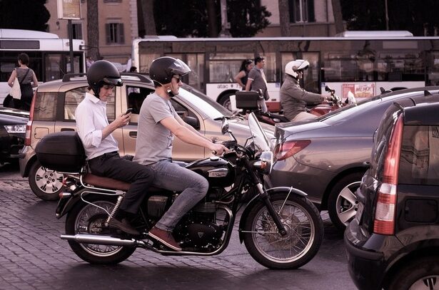 ultima ora schimbari pregatite pentru motociclisti si mopede vor putea folosi banda speciala pentru autobuze si depasi legal autovehicule sau coloane parcare pe trotuar cu o conditie 6851fadc40183