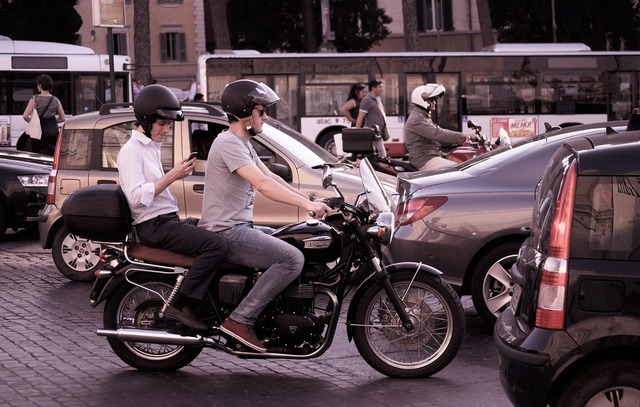 Noutăți de ultimă oră pentru motocicliști și mopeduri: Acces la banda dedicată autobuzelor și permis de a depăși legal mașinile. Parcare pe trotuar, cu o restricție! 1 ultima ora schimbari pregatite pentru motociclisti si mopede vor putea folosi banda speciala pentru autobuze si depasi legal autovehicule sau coloane parcare pe trotuar cu o conditie 6851fadc40183