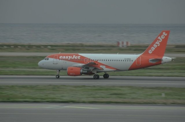 Un zbor Budapesta-Lyon a efectuat o aterizare forțată în Austria din cauza fumului din cabina piloților. 1 un avion care zbura de la budapesta la lyon a aterizat de urgenta in austria dupa ce in cabina pilotilor a aparut fum 6847c6d2b0446