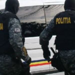 Un individ a ținut prizonieri cei patru copii în locuința sa, amenințând forțele de ordine cu o armă și deschizând focul asupra acestora. 2 un barbat si a sechestrat in casa cei 4 copii apoi i a amenintat pe politisti cu arma si a tras spre ei 685bf8ea06784