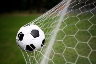 un fotbalist de doar 14 ani intre viata si moarte dupa o ciocnire pe teren 683f4e1604ba0