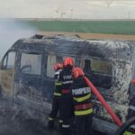 Flăcările mistuie un microbuz plin cu pasageri în apropierea satului Baia 2 un microbuz a ars in totalitate langa satul baia in urma unui incendiu in microbuz se aflau 20 de pasageri 6860d006eb5a8