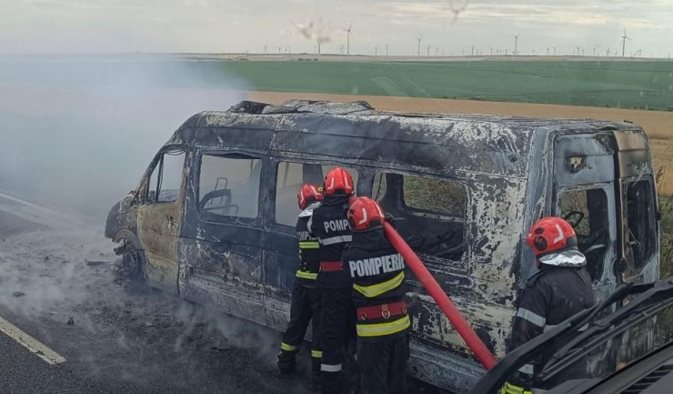 Flăcările mistuie un microbuz plin cu pasageri în apropierea satului Baia 1 un microbuz a ars in totalitate langa satul baia in urma unui incendiu in microbuz se aflau 20 de pasageri 6860d006eb5a8