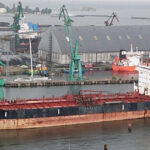 Un petrolier rusesc, abandonat timp de opt ani în Polonia, își începe călătoria spre Danemarca pentru a fi dezmembrat: „Transformăm vechiul în nou” 2 un petrolier rusesc care a stat opt ani intr un port din polonia e trimis in danemarca si taiat in bucati scoatem fierul vechi 6855531d8bce4