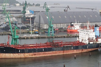 un petrolier rusesc care a stat opt ani intr un port din polonia e trimis in danemarca si taiat in bucati scoatem fierul vechi 6855531d8bce4