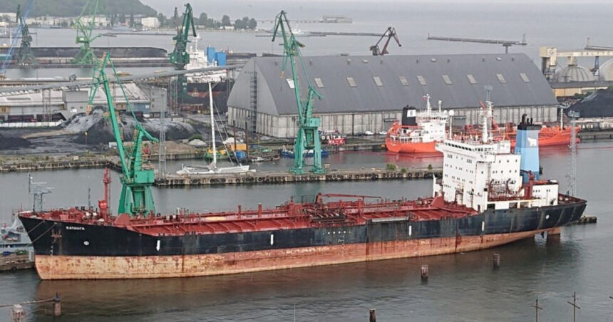 Un petrolier rusesc, abandonat timp de opt ani în Polonia, își începe călătoria spre Danemarca pentru a fi dezmembrat: „Transformăm vechiul în nou” 1 un petrolier rusesc care a stat opt ani intr un port din polonia e trimis in danemarca si taiat in bucati scoatem fierul vechi 6855531d8bce4