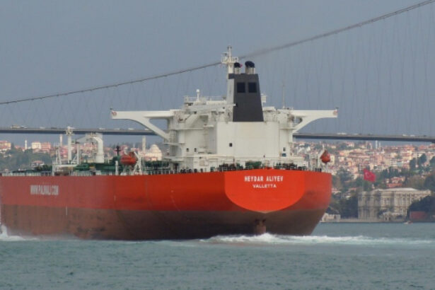 un petrolier s a ciocnit cu alte doua nave in apropiere de stramtoare ormuz 24 de persoane au fost evacuate 685134741470e