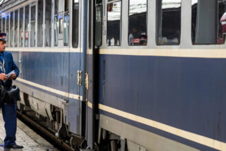 un tanar a fost injunghiat de un altul in tren garnitura s a oprit de urgenta iar cel ranit a fost dus la spital 683c6653a3670