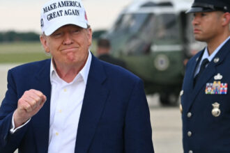 val de conspiratii bizare meme si decizii economice cum arata contul lui donald trump pe truth social 683e873642e4d