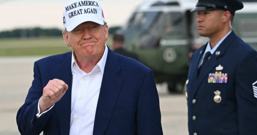 Un ocean de teorii neobișnuite, meme haioase și alegeri financiare: explorarea contului lui Donald Trump pe Truth Social 1 val de conspiratii bizare meme si decizii economice cum arata contul lui donald trump pe truth social 683e873642e4d