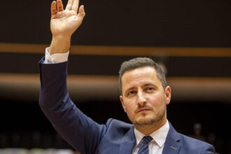 vicepresedintele parlamentului european nicu stefanuta conduce delegatia pe la budapest pride dragostea nu poate fi interzisa 685e94ce838f4