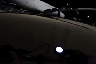 video activisti pro palestinieni au patruns in baza aeriana britanica brize norton si au stropit avioanele cu vopsea 6855337d0fee6