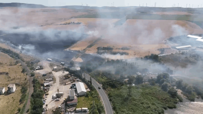 Incendiu devastator la Babadag: Câmpuri mistuite de flăcări, nori de fum și amenințări pentru ferme și gospodării 1 video alerta in babadag culturi in flacari fum dens si risc de extindere catre ferme si gospodarii 685ea57cac057