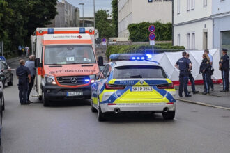 video alerta intr un oras din germania un barbat a intrat cu masina intr un grup de oameni in multime s ar fi aflat sotia si copilul lui 6844991f10c87