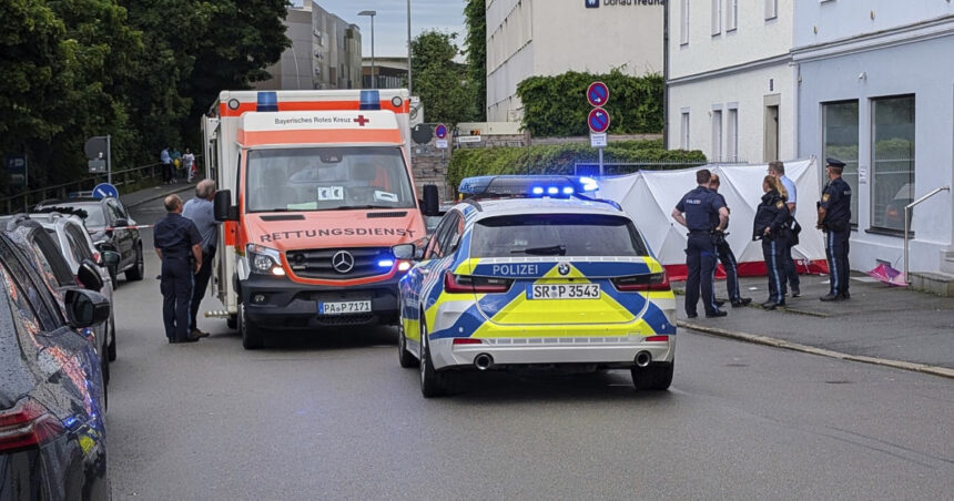 Îngrijorare în Germania: un bărbat a provocat haos intrând cu mașina în mulțimea de oameni, printre care se aflau soția și copilul său. 1 video alerta intr un oras din germania un barbat a intrat cu masina intr un grup de oameni in multime s ar fi aflat sotia si copilul lui 6844991f10c87