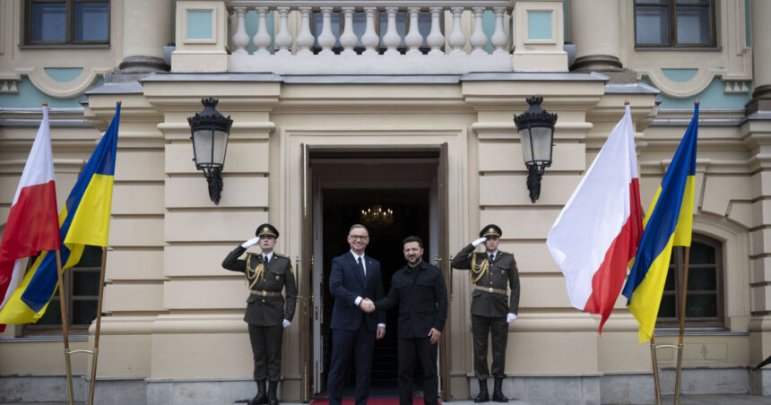 Andrzej Duda, onorat de Volodimir Zelenski în cadrul ultimei sale vizite în Ucraina 1 video andrzej duda a fost decorat de volodimir zelenski in ultima vizita a presedintelui polonez in ucraina 68600d166502f