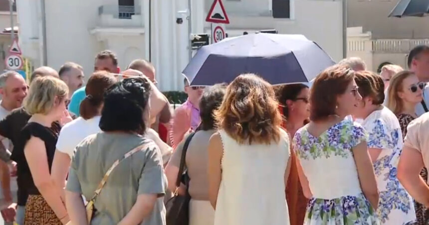 Protest în fața Palatului Victoria: Funcționarii guvernamentali își exprimă nemulțumirea față de diminuarea sporurilor 1 video angajatii de la guvern au protestat la palatul victoria sunt nemultumiti de reducerea sporurilor 685e6766eedcf