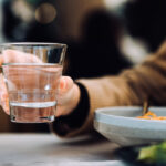 Apă gratuită doar pe hârtie: Studiu Digi24 despre neregulile din restaurantele care ignoră legea de un an. „Nu oferim, așa ne impune politica” 2 video apa gratis doar pe hartie experiment digi24 cum incalca restaurantele legea in vigoare de un an noi nu dam asa e politica firmei 685f6b28b4137