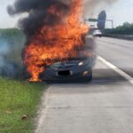 Incendiu pe Autostrada A2: Un autoturism a luat foc la km 23, intervenție în forță a pompierilor în drum spre Constanța 3 video arde un autoturism pe autostrada a2 la km 23 pe sensul de mers spre constanta intervin pompierii 684ed6d5142fe