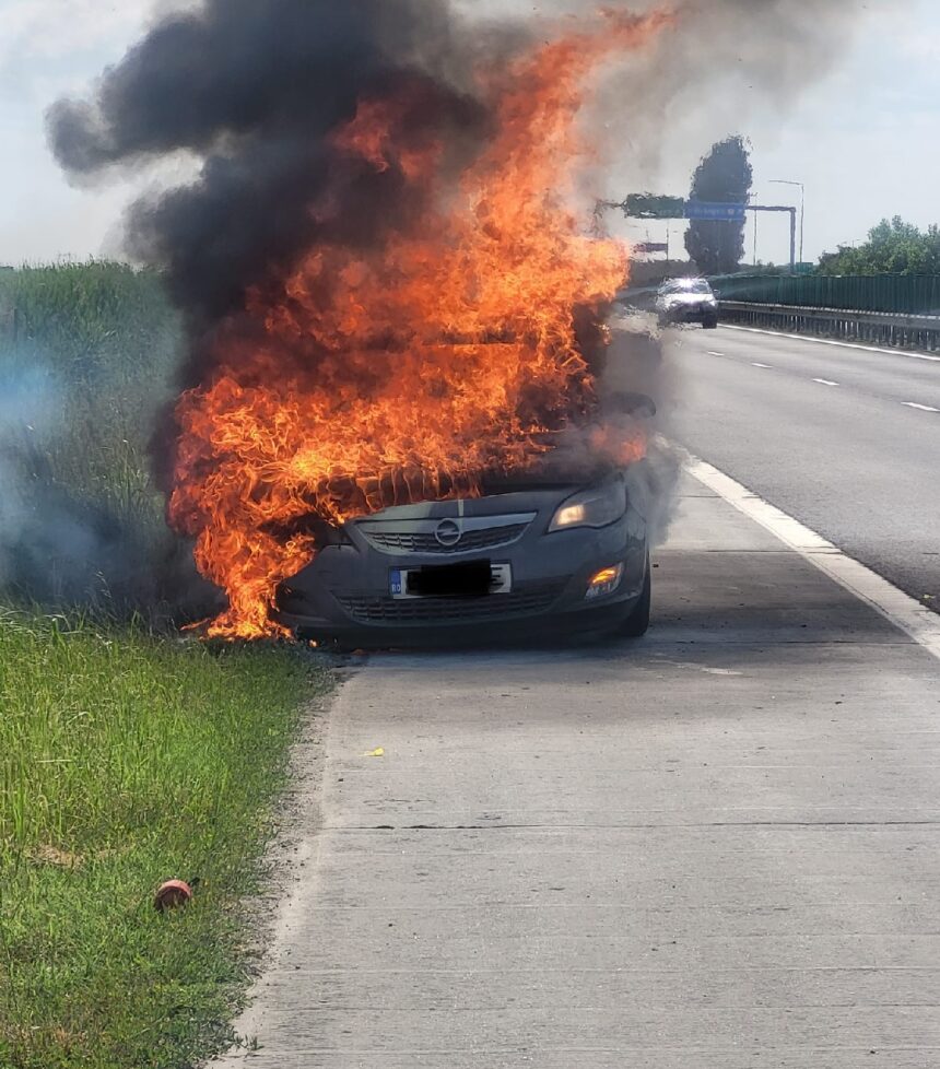 Incendiu pe Autostrada A2: Un autoturism a luat foc la km 23, intervenție în forță a pompierilor în drum spre Constanța 1 video arde un autoturism pe autostrada a2 la km 23 pe sensul de mers spre constanta intervin pompierii 684ed6d5142fe
