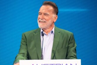 video arnold schwarzenegger le da peste cap rutina calatorilor cu transportul in comun din viena 6840199325c6d