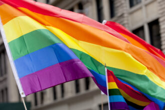 video bucharest pride are loc astazi in capitala la marsul normalitatii oamenii au venit cu steaguri tricolore si cruci din lemn 6844300975e14