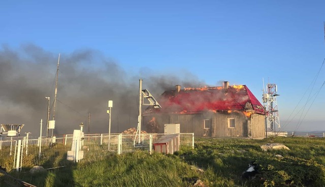 Flăcările au mistuit Cabana Vlădeasa, lăsând în urmă și stația meteorologică. 1 video cabana vladeasa distrusa de un incendiu a ars si statia meteorologica 685b714a8821f