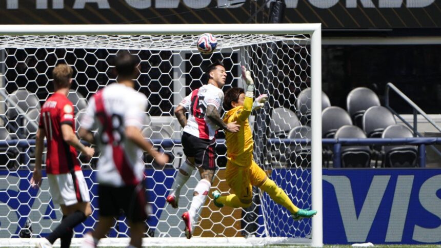 Rezultatul confruntării dintre River Plate și Urawa Red Diamonds în grupa Interului lui Chivu la Cupa Mondială a Cluburilor FIFA, cu patru campioni mondiali pe teren! 1 video cat s a incheiat river plate urawa red diamonds din grupa interului lui chivu de la fifa club world cup meci cu 4 campioni mondiali 68526f53e5792