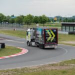 Ce surpriză pregătește Mercedes? Un nou record mondial în mersul cu spatele al unui camion! 2 video ce face mercedes cand se plictiseste un nou record in guiness book la mersul cu spatele cu camionul 6844383215893