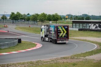 video ce face mercedes cand se plictiseste un nou record in guiness book la mersul cu spatele cu camionul 6844383215893
