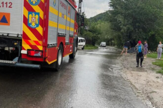 video cod rosu de grindina in prahova si cod galben de inundatii in buzau si arges drumuri blocate si masini luate de ape 6846f60a92ec1