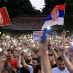 Tensiuni în Belgrad: Protestatarii solicită alegeri anticipate, în timp ce președintele sârbo invocă „o tentativă de lovitură de stat” 2 video confruntari violente la belgrad unde protestatarii au cerut alegeri anticipate presedintele sarb invoca o lovitura de stat 6860d8cbc12af
