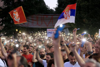 video confruntari violente la belgrad unde protestatarii au cerut alegeri anticipate presedintele sarb invoca o lovitura de stat 6860d8cbc12af