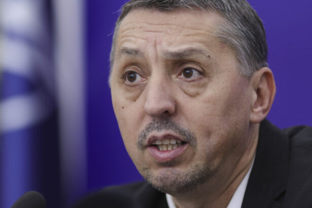 video daniel david licitatia pentru manualele de liceu va incepe in decembrie cand vor fi facute schimbarile privind evaluarea nationala 685d5f95d88fd