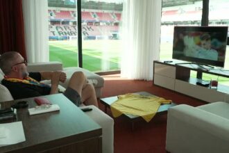 video exclusiv corespondenta din slovacia cel mai norocos suporter al romaniei u21 camera lui de hotel are vedere directa la stadion 6849d01f2e687