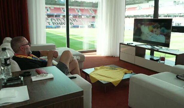 video exclusiv corespondenta din slovacia cel mai norocos suporter al romaniei u21 camera lui de hotel are vedere directa la stadion 6849d01f2e687