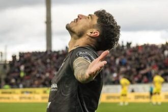 video exclusiv florinel coman rege pe ringul de dans la nunta lui olaru atacantul fcsb a facut show desi e accidentat 683cb5ad5bf88