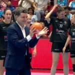 video exclusiv nicusor dan show total la gala neagu presedintele a fost chemat sa arunce de la 7 metri 6845a2cd1e119