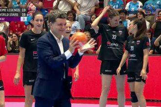 video exclusiv nicusor dan show total la gala neagu presedintele a fost chemat sa arunce de la 7 metri 6845a2cd1e119